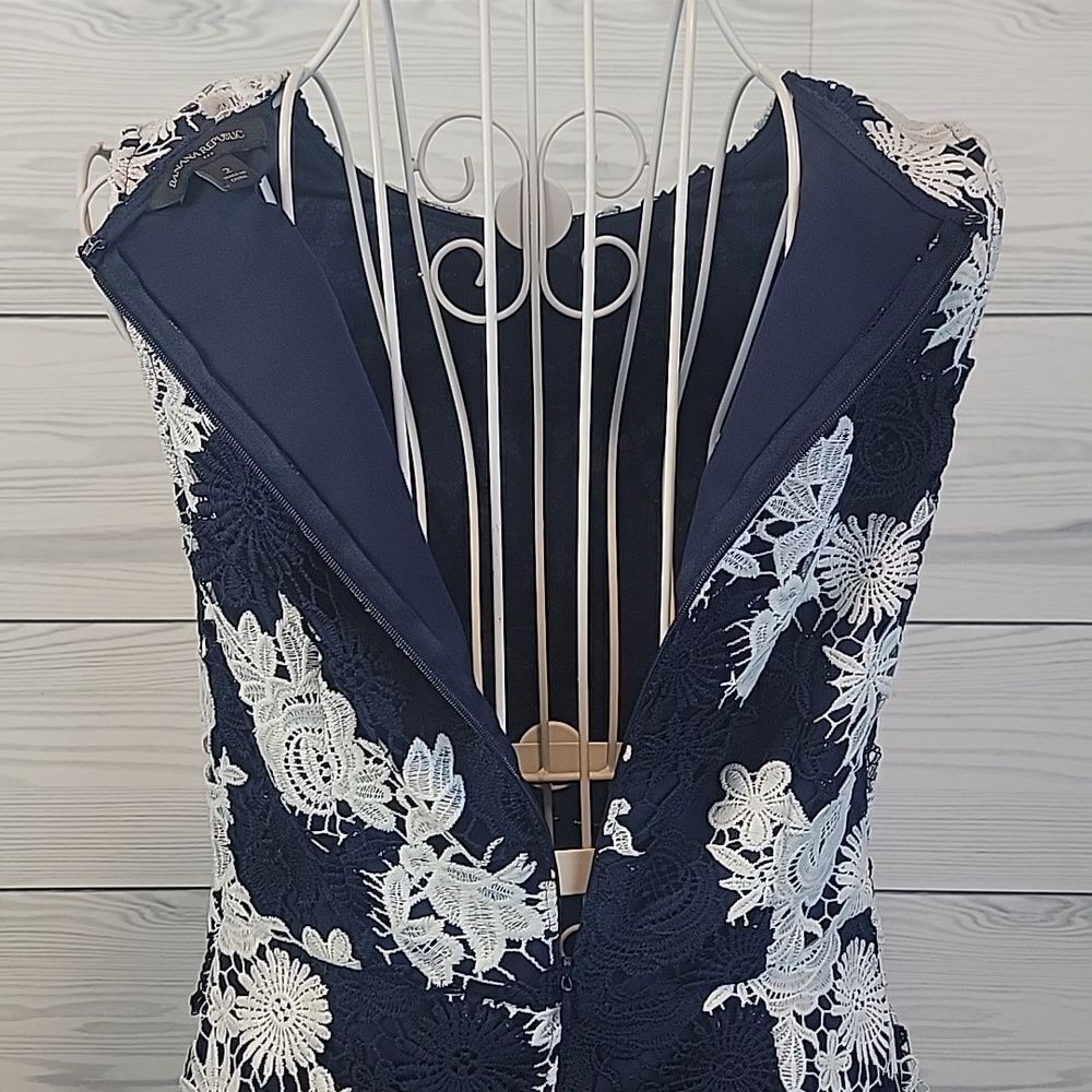 Banana Republic crocheted lace sheath dress - navy & white Women's Size 2 - Picture 8 of 13